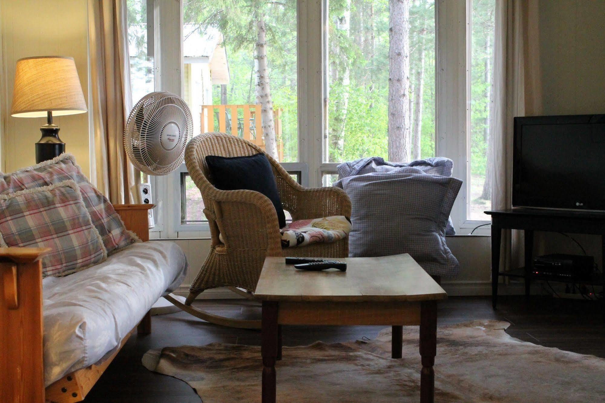 Algonquin'S Edge Resort Madawaska Extérieur photo